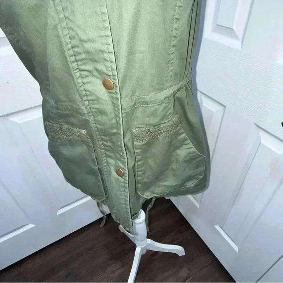 Market & Spruce Olive Sleeveless Vest with pockets and crochet lace deta… - Picture 9 of 12